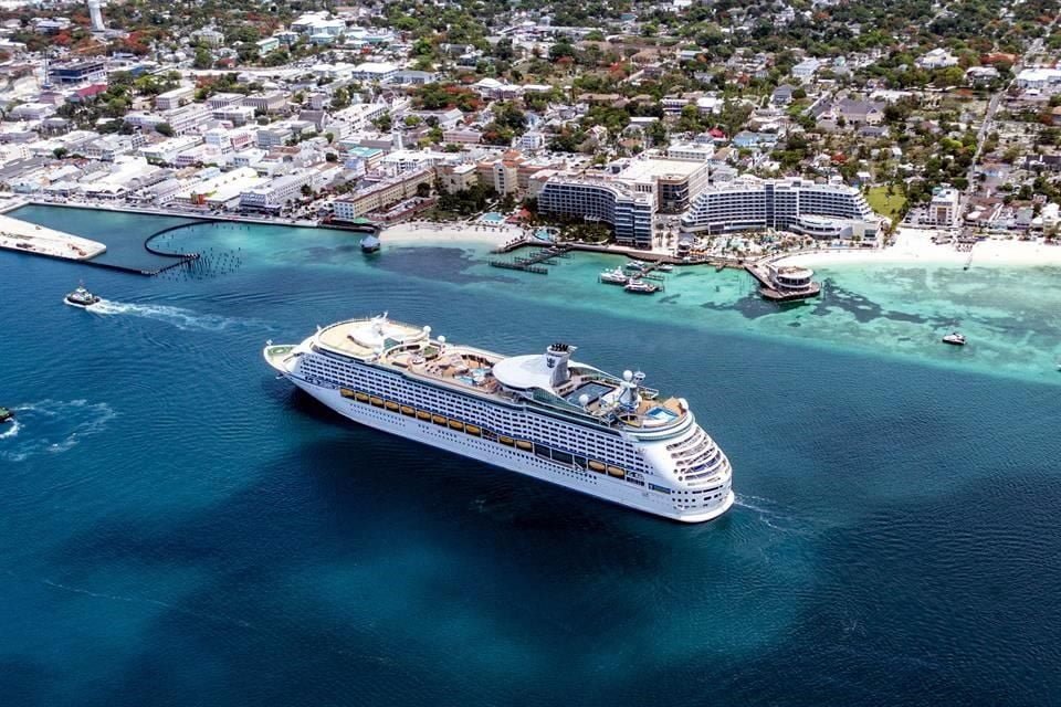 cruise-ship-arriving-cozumel