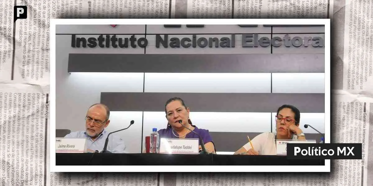 Three individuals seated behind microphones at an event with 'Instituto Nacional Electoral' sign in the background and a watermark saying 'Politico MX'