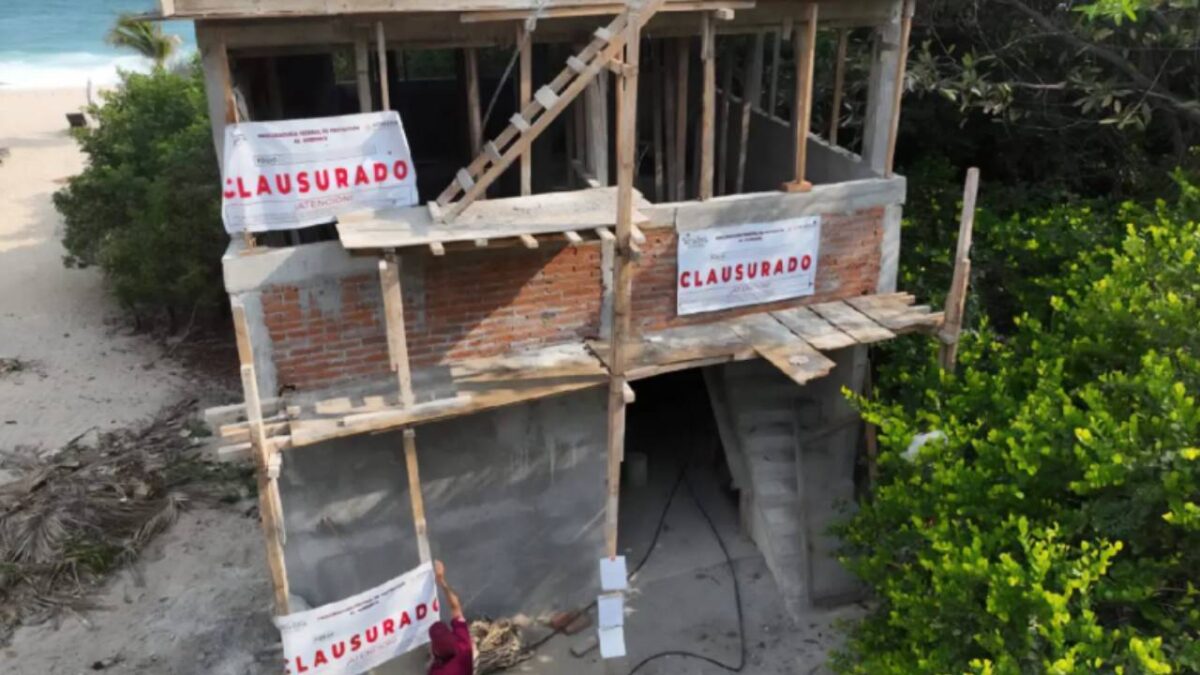 a building site featuring a partially constructed structure with 'CLASURADO' closure signs posted-27102025