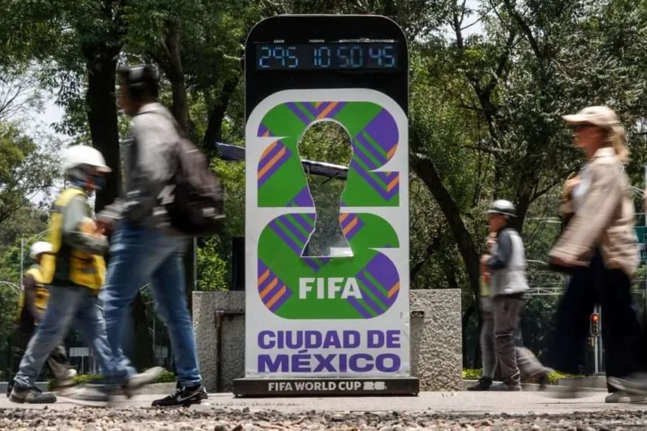 A busy scene in Mexico City featuring a countdown clock for the FIFA World Cup 2026, highlighting the excitement and anticipation for the upcoming event.