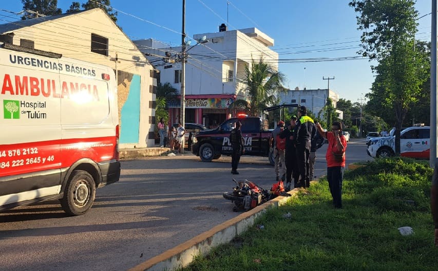An ambulance and police vehicles respond to an incident in Tulum, with emergency responders assisting on the scene