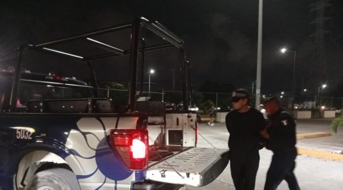 Police arresting suspect in Cancún Mall parking lot