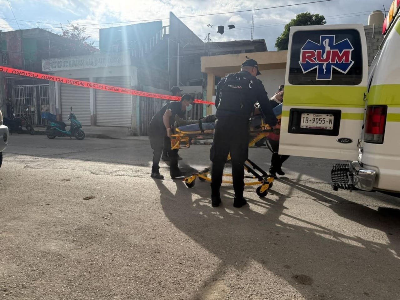 Police and forensic teams at the barber shop on Luna Norte street in Colonia Maya, Tulum