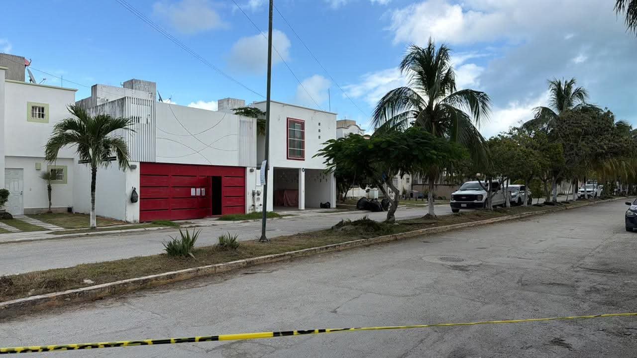 Exterior view of the safe house in Supermanzana 77, Cancun, during the police operation.