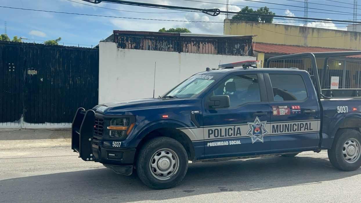 Police and emergency responders at the scene of a violent robbery at a sheet metal workshop in Cancún's Region 227
