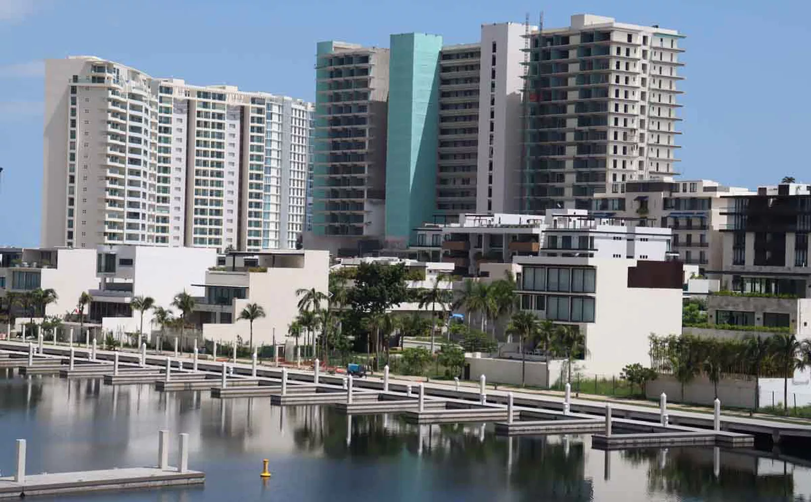 Map or view of the Cancún-Tulum corridor highlighting tourism infrastructure.