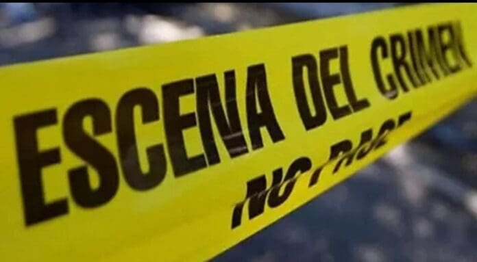 Yellow crime scene tape that reads "ESCENA DEL CRIMEN" and "NO PASAR"
