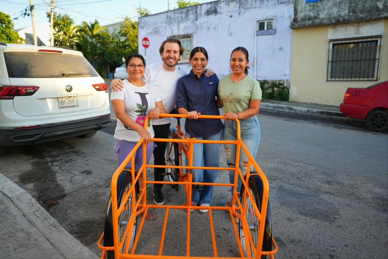 Fernando Muñoz and Anaiza Quian during community work in Puerto Aventuras