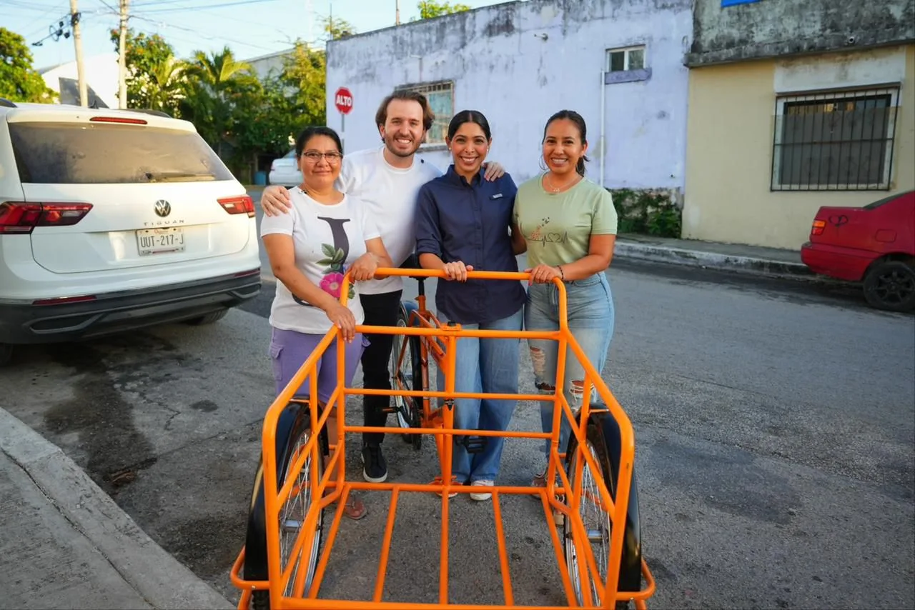 Fernando Muñoz and Anaiza Quian during community work in Puerto Aventuras
