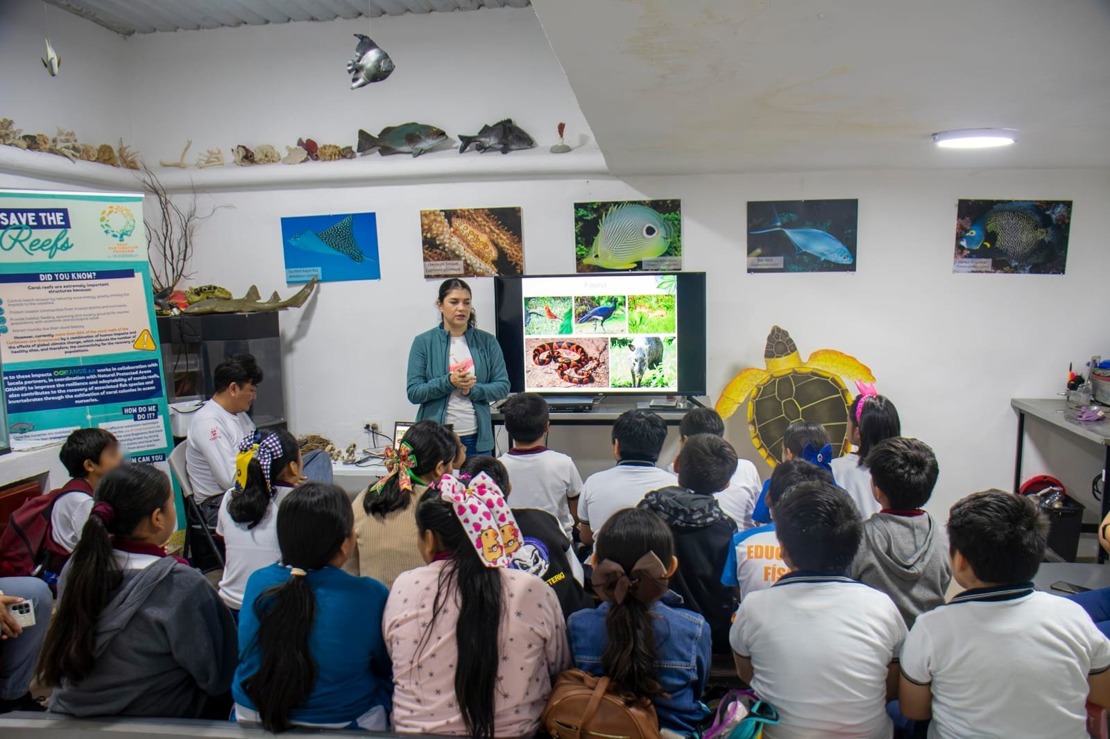 Students from Leona Vicario primary school attending an environmental talk at the Coral Laboratory in Cozumel