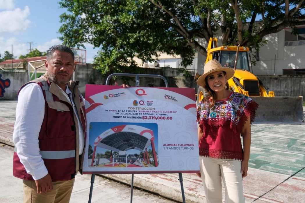 Governor Mara Lezama with students and officials at Vicente Guerrero School in Cozumel