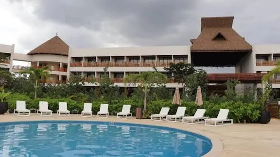 Exterior view of the closed Hotel Edzná in Campeche