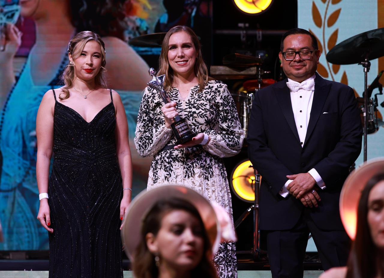 Mayor Atenea Gómez Ricalde receiving the Valores 2025 award for Isla Mujeres