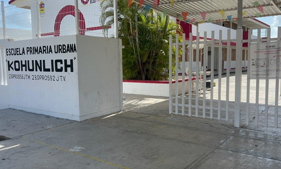 entrance of Kohunlich primary school with white walls and colorful decorations
