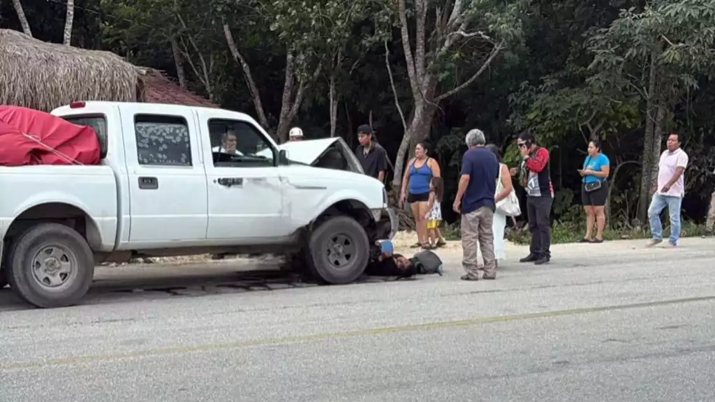 Motorcycle accident scene on Tulum-Cobá highway showing injured victims and damaged vehicles