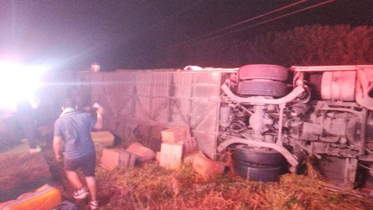 Overturned passenger bus on Nachicocom–Chetumal highway after accident