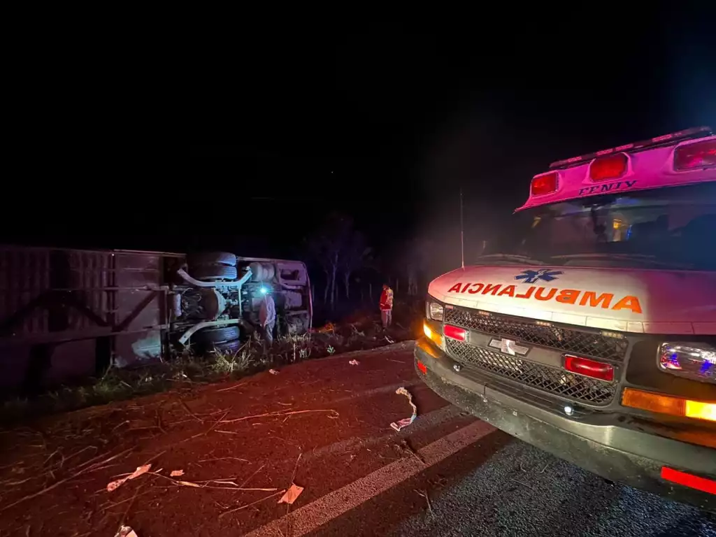 Paramedics locating victims inside overturned bus in Nachicocom, Quintana Roo
