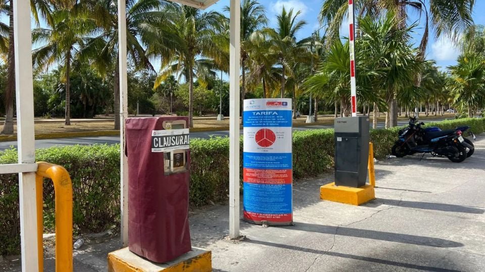 a parking payment station visible alongside palm trees and a motorcycle-28112025
