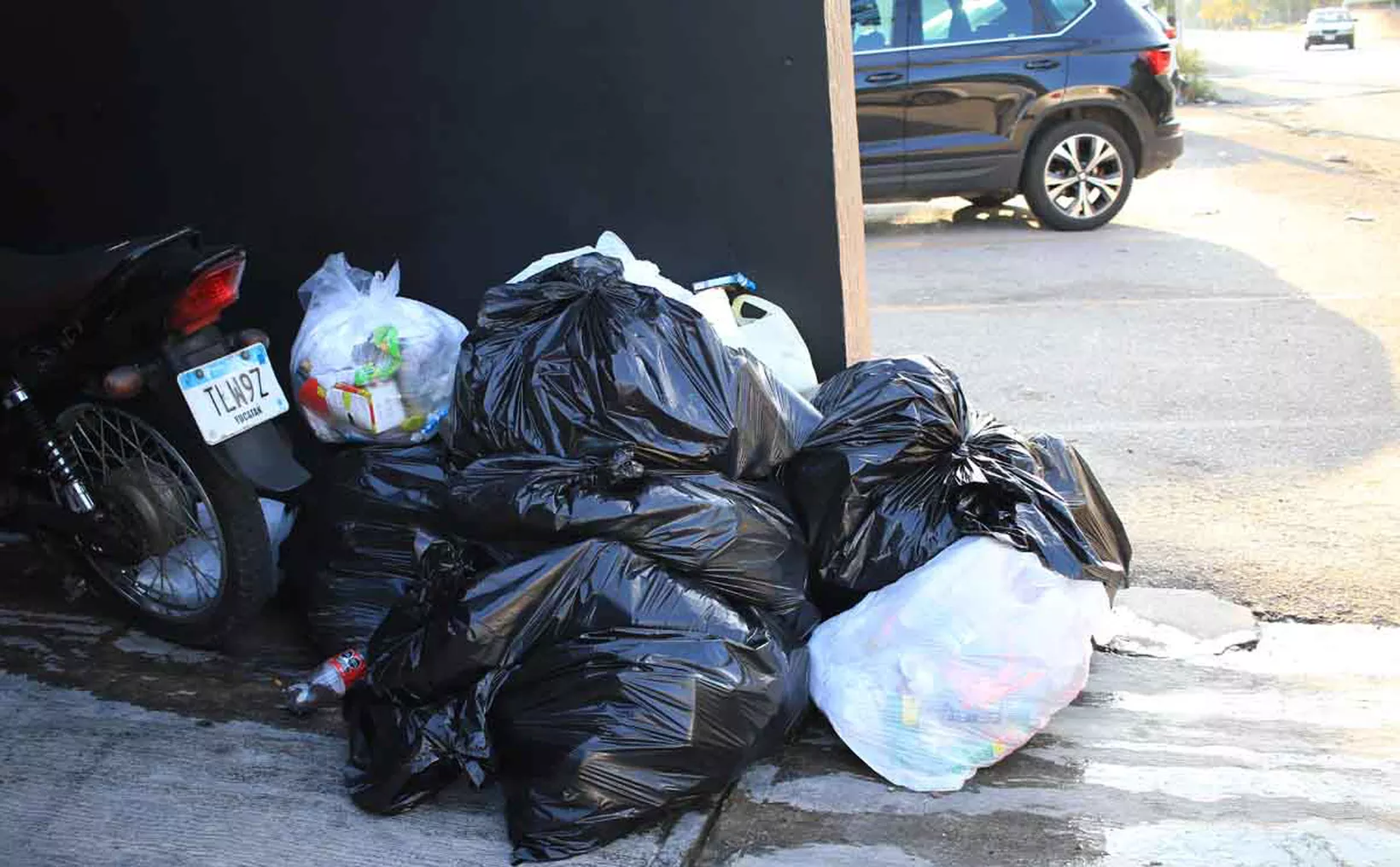 Officials discuss waste management regulations in Quintana Roo