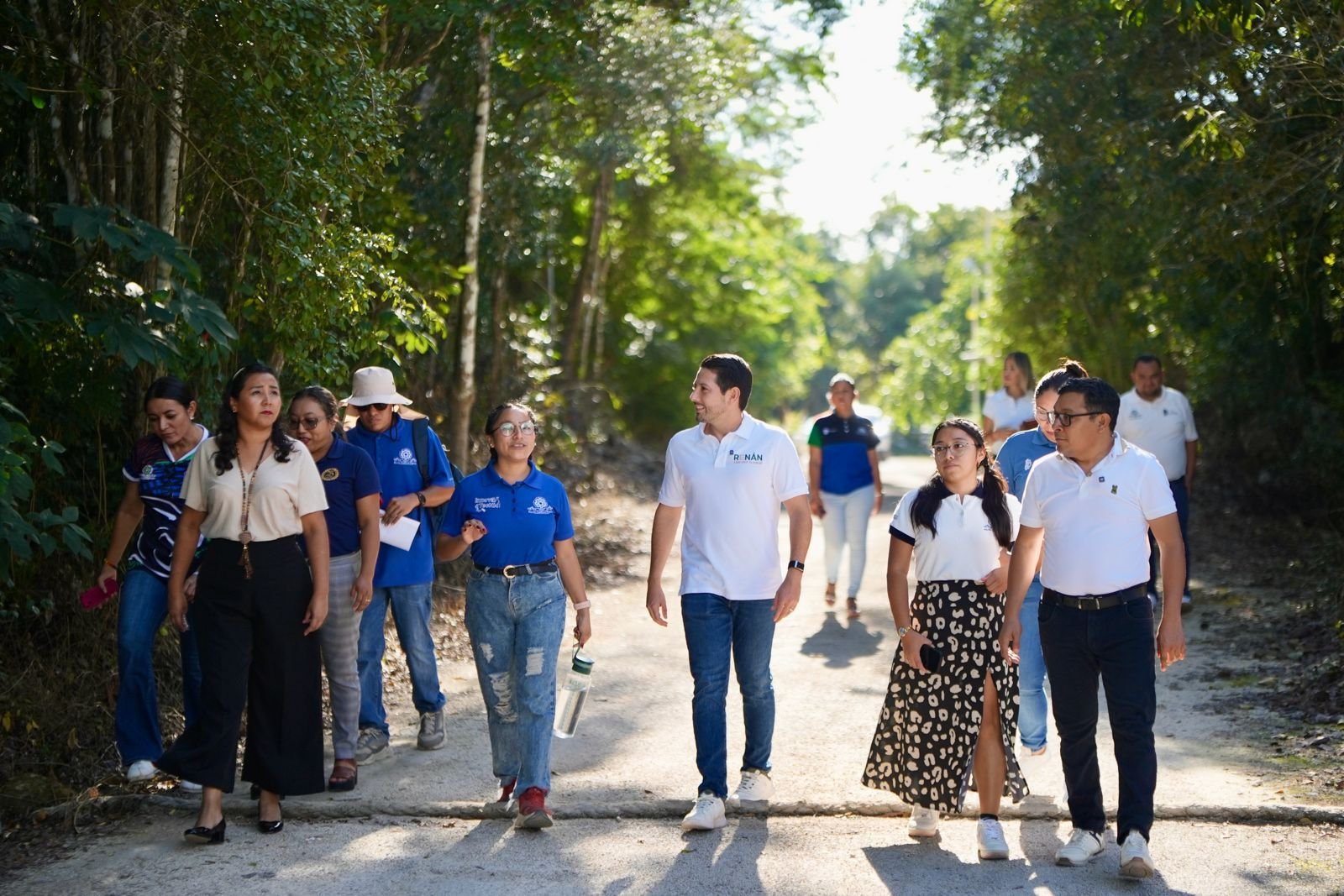 Renán Sánchez Tajonar meeting with students from Felipe Carrillo Puerto