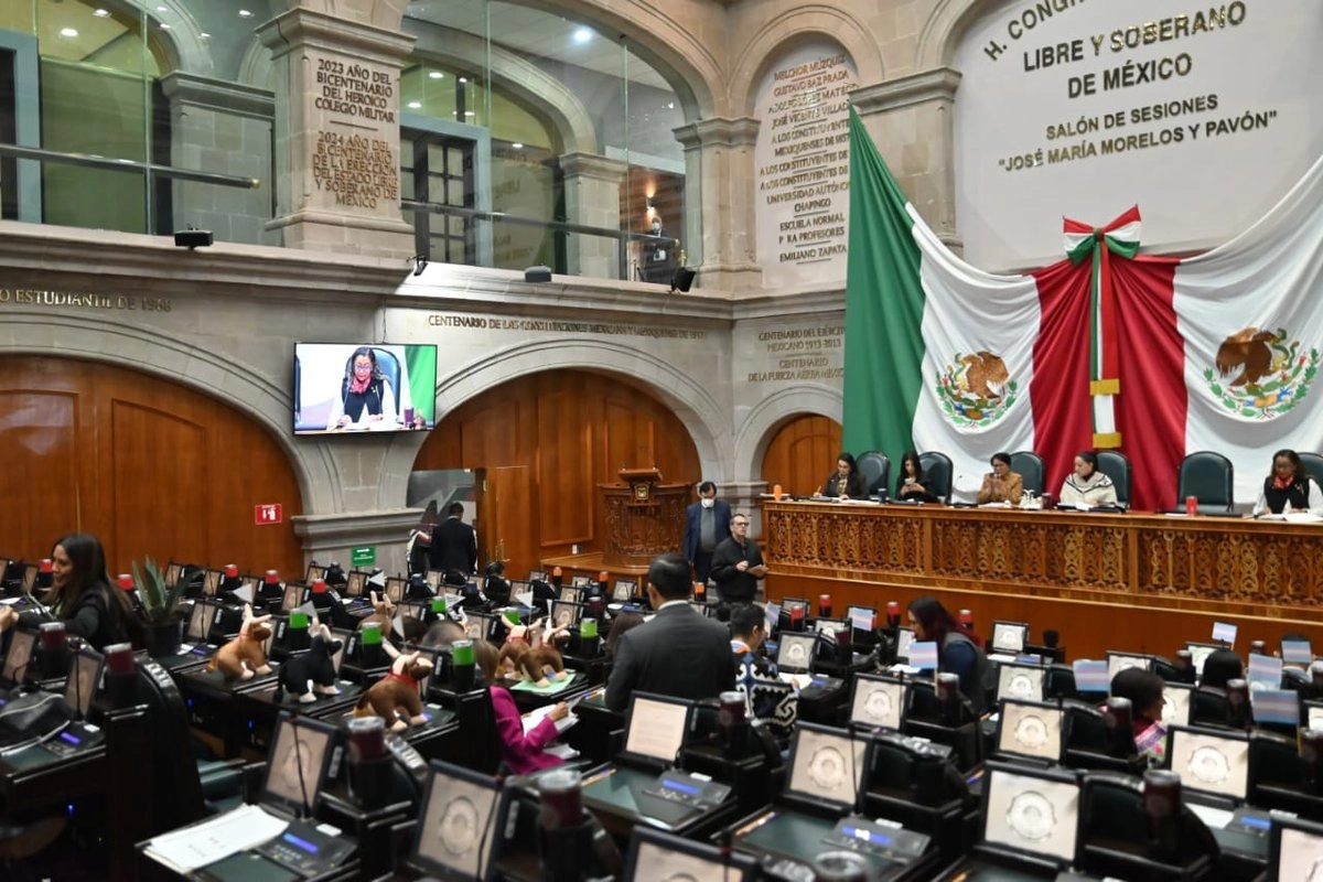 interior view of the congress chamber in Mexico with representatives and a screen displaying a speaker-13112025