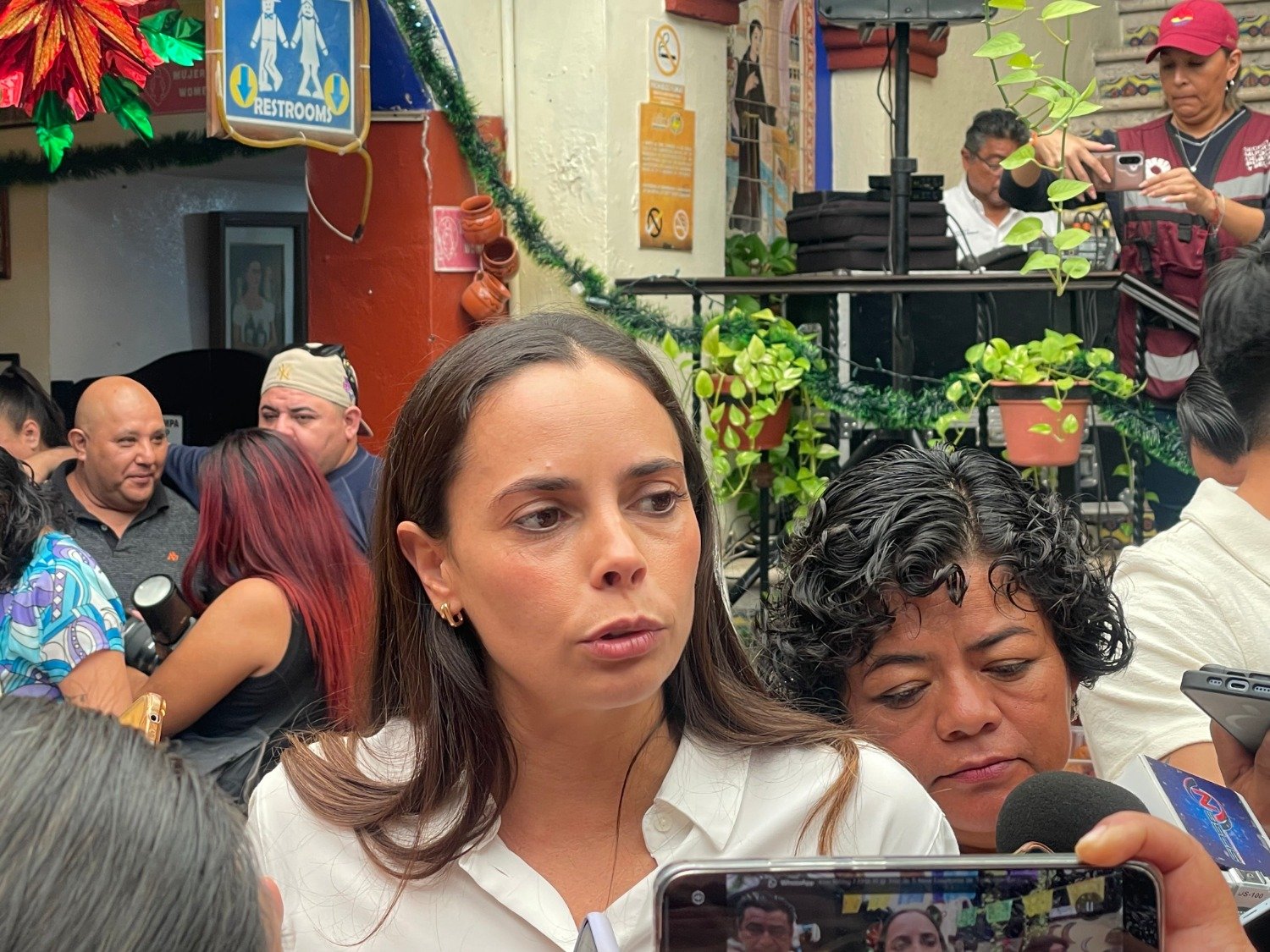 Benito Juárez mayor Ana Patricia Peralta de la Peña demonstrating the municipal chatbot