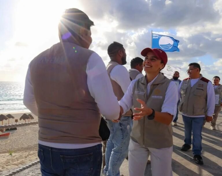 Municipal President Ana Paty Peralta visiting Playa Delfines in Cancún, a Blue Flag certified beach