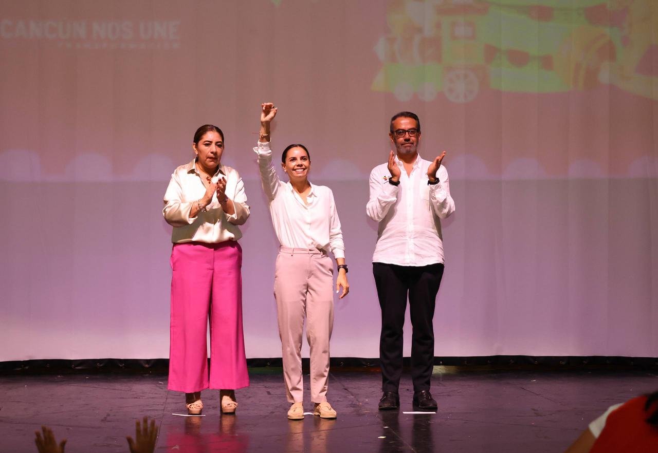 Mayor Ana Paty Peralta at Christmas festival with children in Cancún