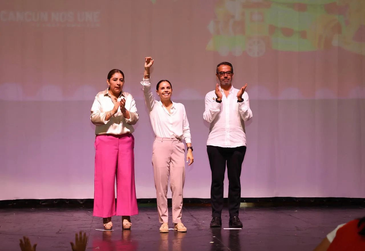 Mayor Ana Paty Peralta at Christmas festival with children in Cancún