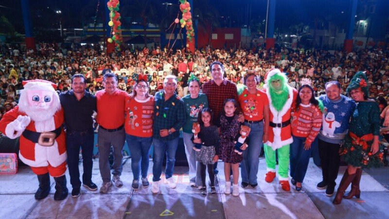 Mayor Atenea Gómez Ricalde at the Isla Mujeres Christmas Festival with attendees