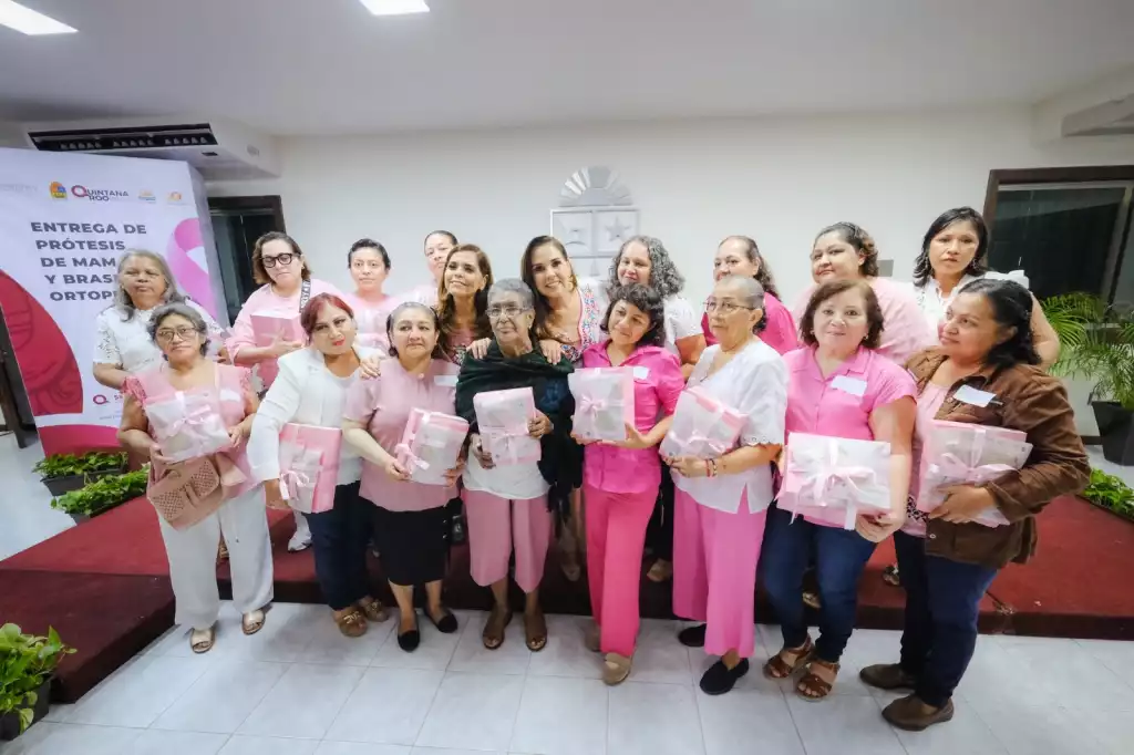 Breast cancer survivors receiving prostheses at Chetumal Government Palace