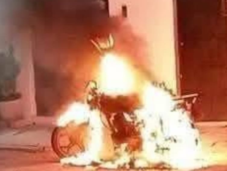 A completely burned pickup truck on Héroes de Chapultepec street in downtown Chetumal