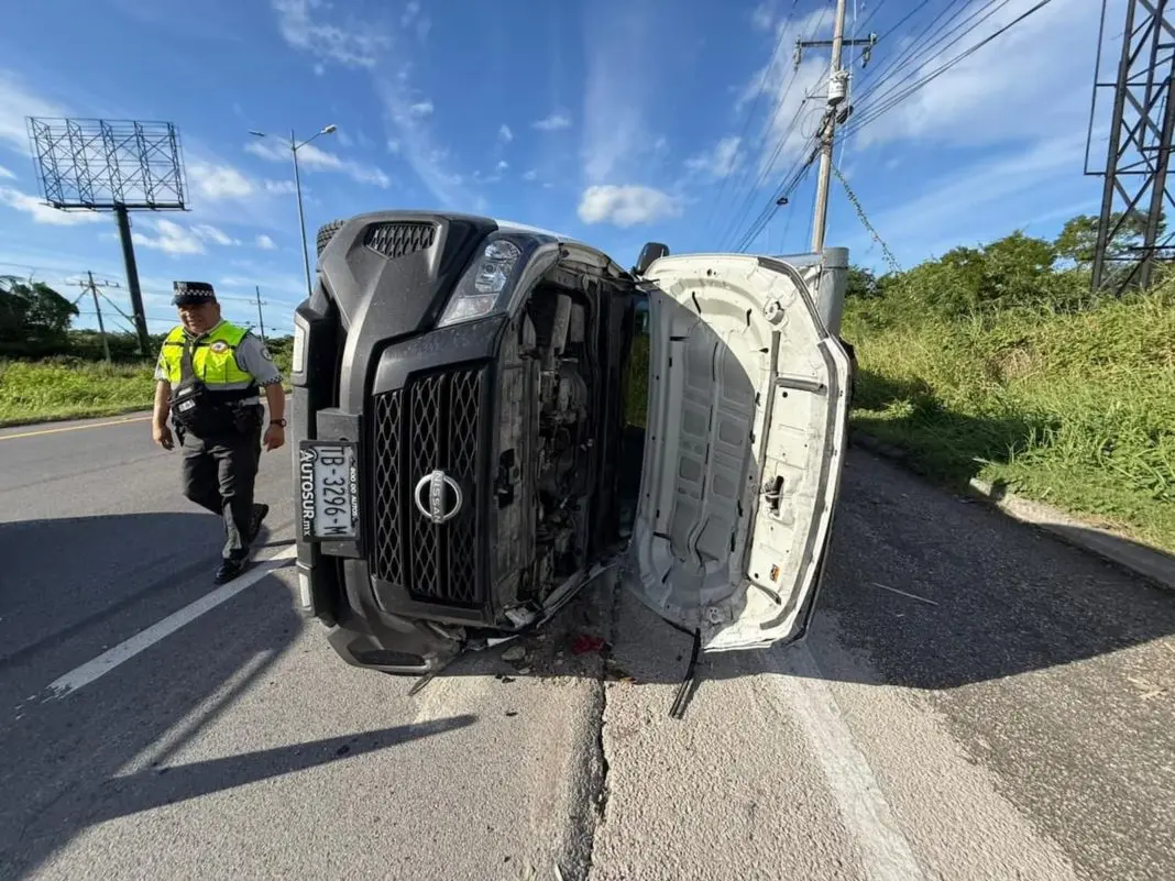 Overturned truck on Federal Highway 307 near Punta Maroma