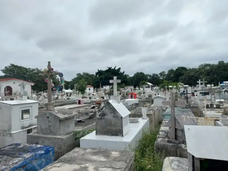 Campos del Recuerdo cemetery in Chetumal with burial plots under review