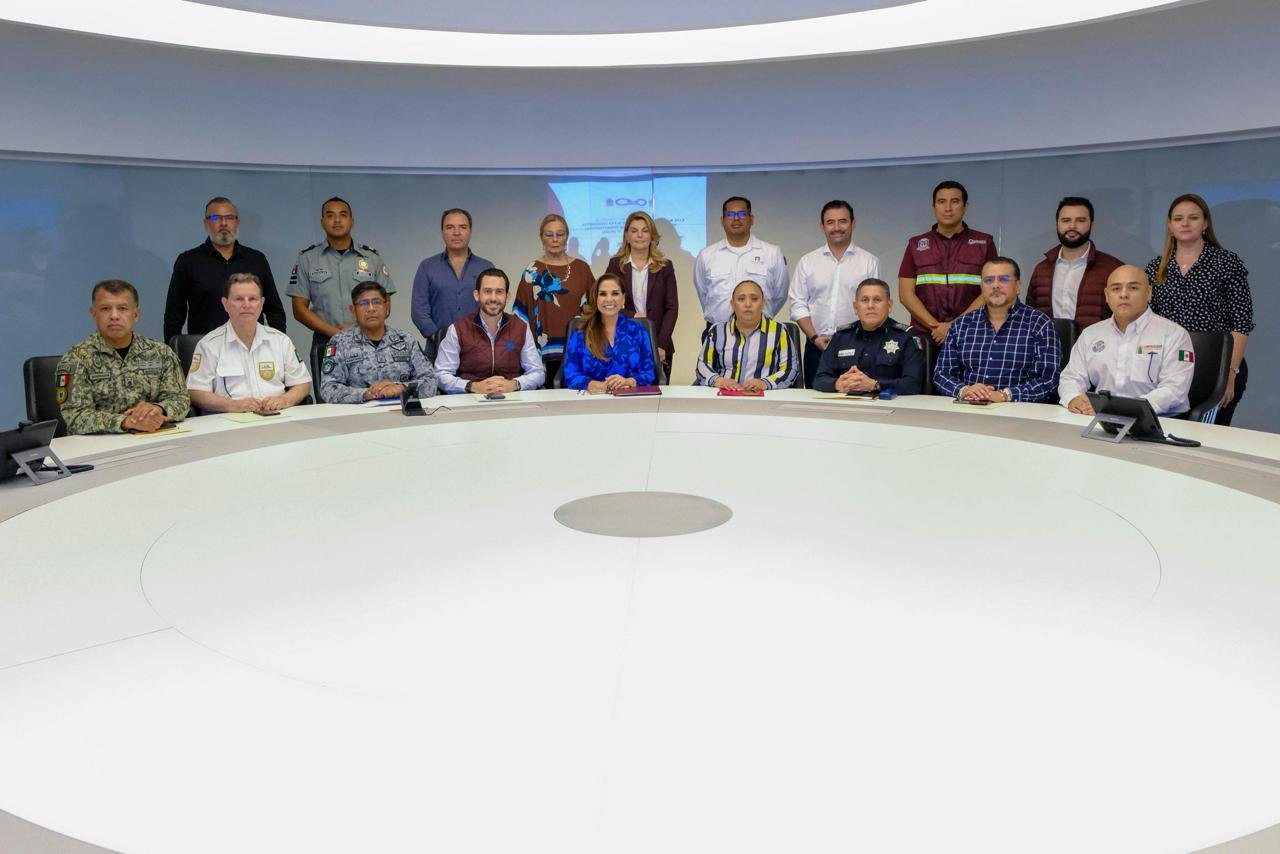 Governor Mara Lezama chairs a meeting with officials at Cancún International Airport
