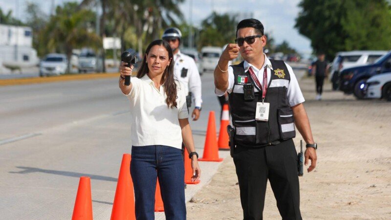 Cancún Mayor Ana Paty Peralta supervising speed reduction operations on Blvd. Colosio