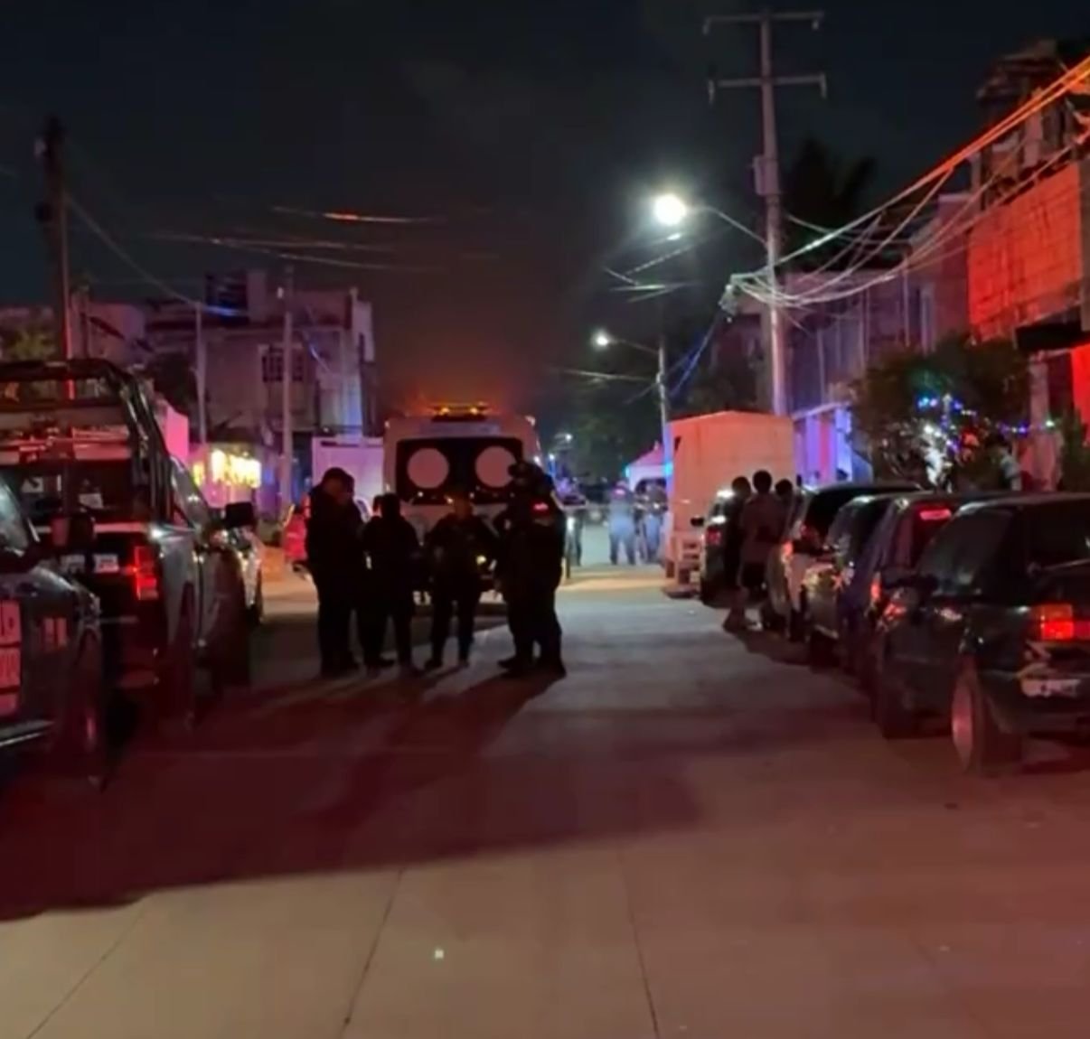 Police and emergency responders at the scene of a shooting in Cancún's Region 101