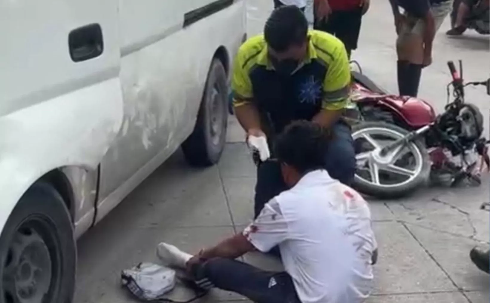 Emergency response at the scene of a traffic accident in Cancún's Region 230