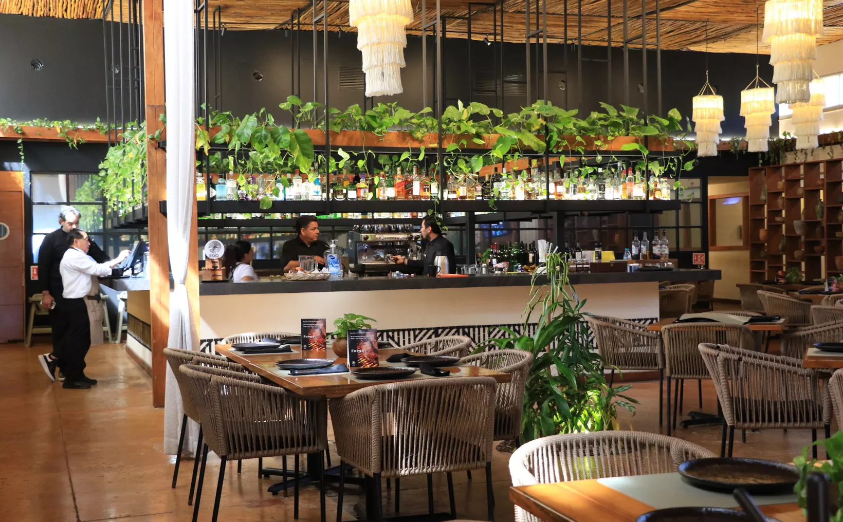 Cancún restaurants during the holiday season showing dining area