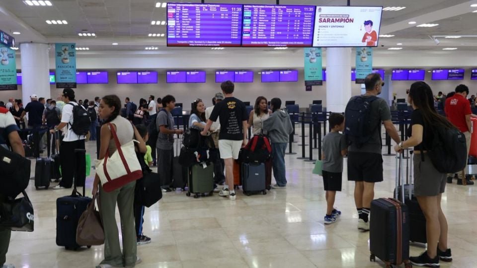 Exterior view of Cancún International Airport with passengers