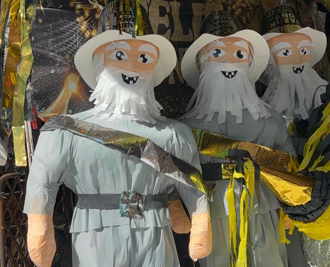 Cancún residents burning Old Year dolls to welcome 2026