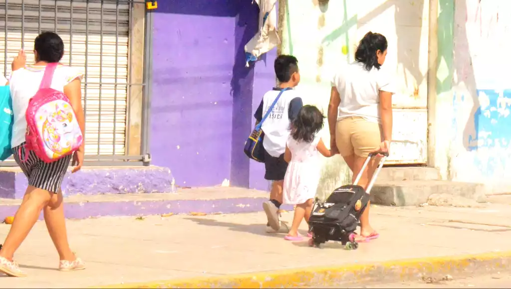 Parents in Cancún discussing concerns about social media risks to children