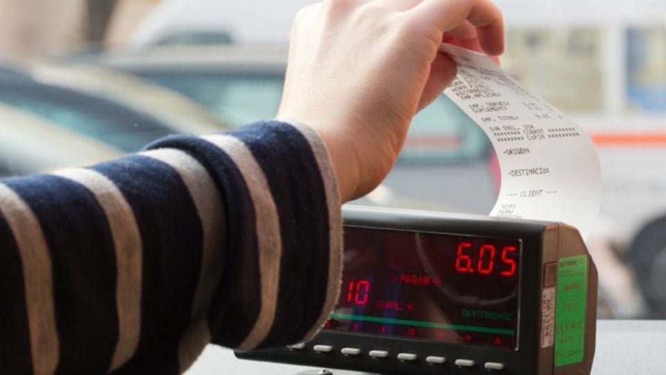 A taxi in Cancún with a newly installed taximeter