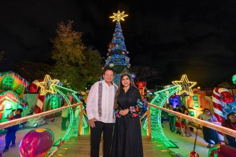 Governor Joaquín Díaz Mena inaugurating the Christmas Village at Gran Parque La Plancha