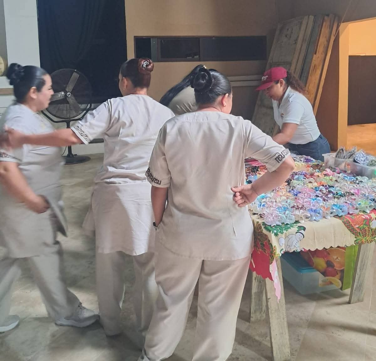 Claudio Cortés, leader of the CROC union, speaking about wage issues in Tulum