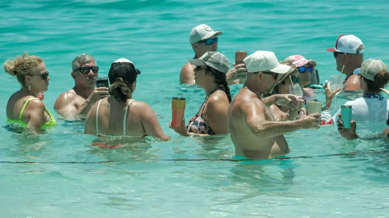 Forecast of cloudy sky and rains for December 25 in Quintana Roo, with warm temperatures.