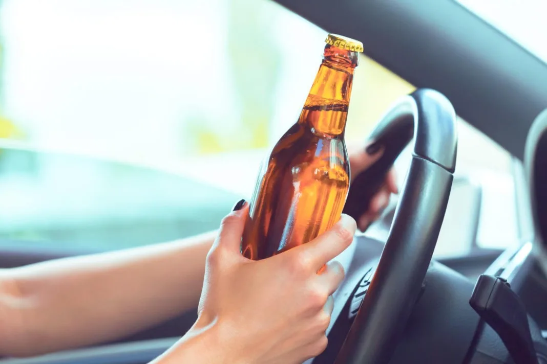 Illustration representing the delayed implementation of drunk driving legislation in Quintana Roo