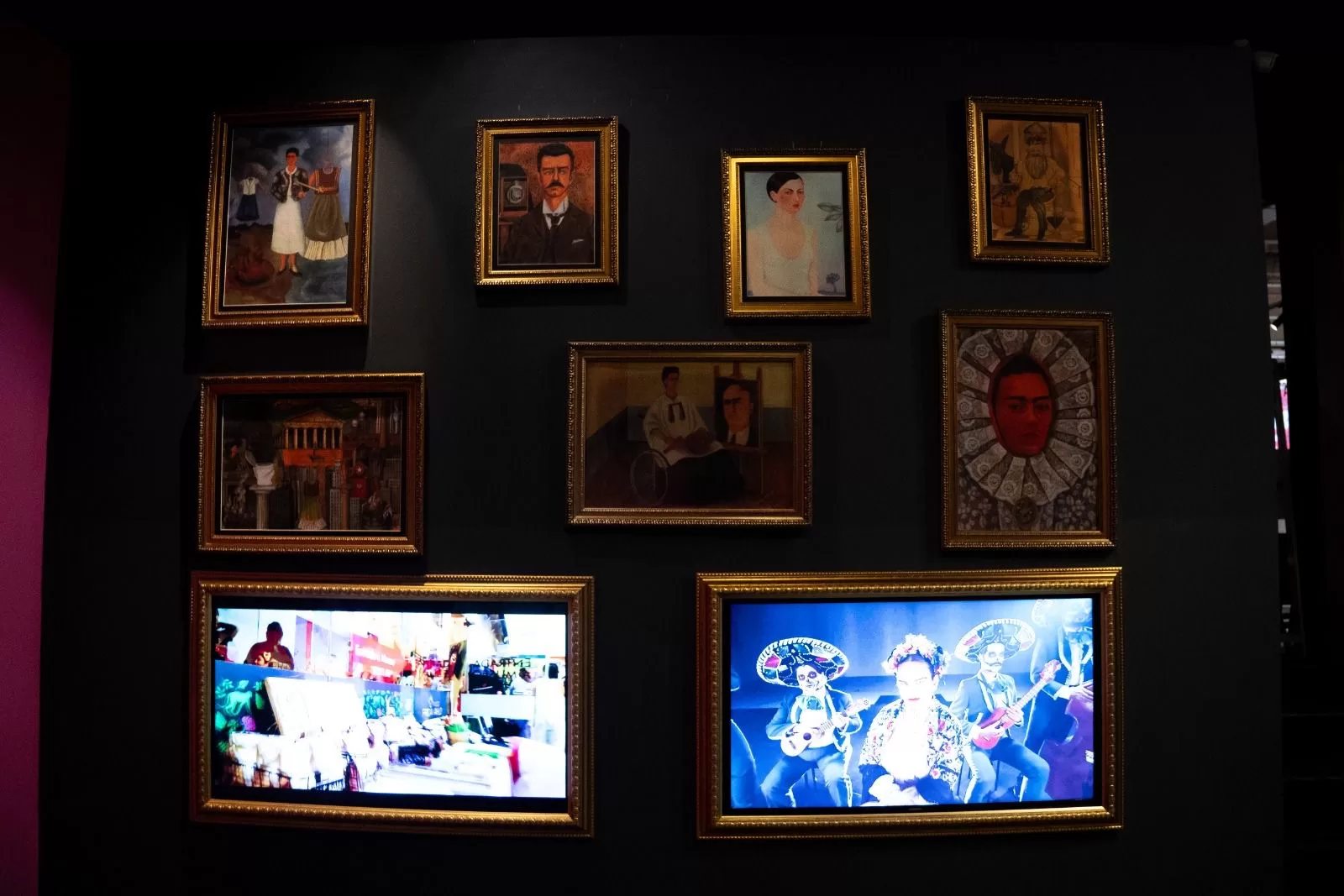 Students from Playa del Carmen art school visiting Frida Kahlo Museum