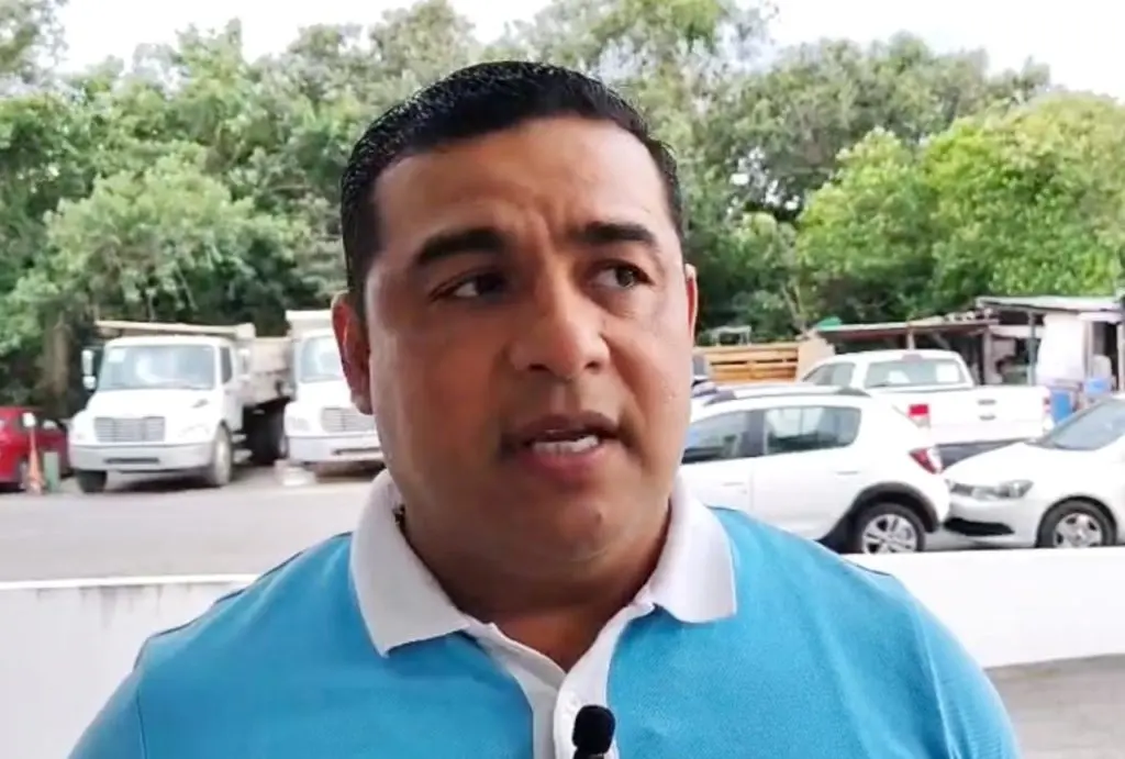 Erwin Aguilar Diaz discussing new tow truck fee regulations in Playa del Carmen