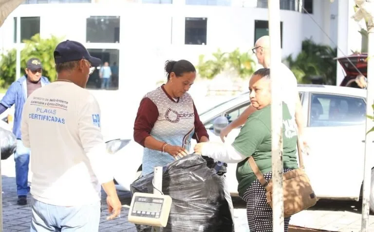 Mayor Estefanía Mercado with recycling statistics in Playa del Carmen